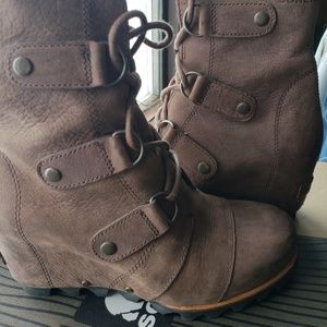 Joan of Arctic mid wedge boot